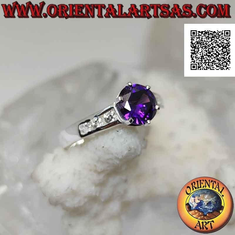 Anillo de plata con amatista sintética redonda engastada con circonitas blancas en los laterales