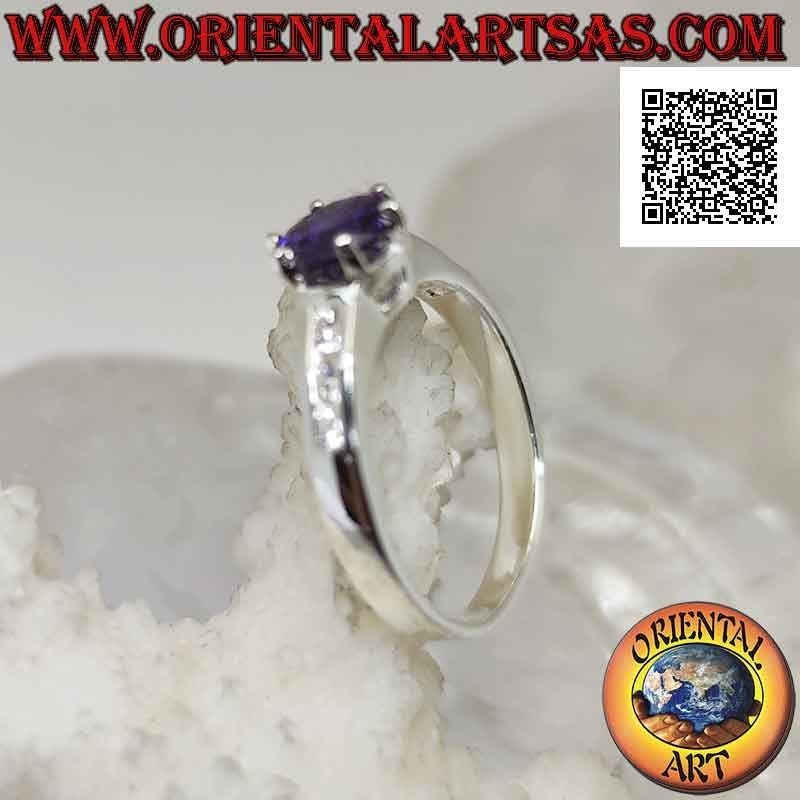 Silberring mit rundem synthetischem Amethyst besetzt mit weißen Zirkonen an den Seiten