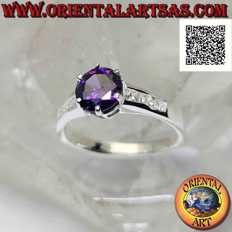 Anello in argento con ametista sintetica tonda incastonata con zirconi bianchi sui lati