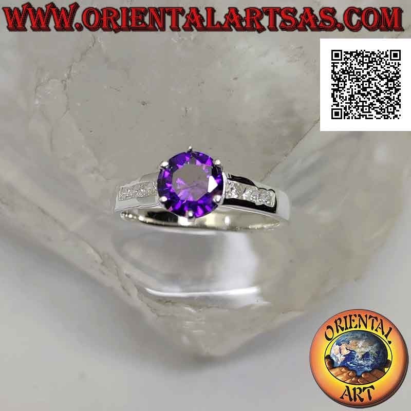 Anello in argento con ametista sintetica tonda incastonata con zirconi bianchi sui lati