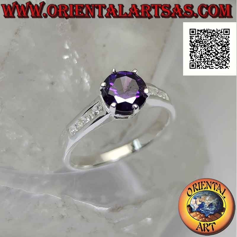 Silberring mit rundem synthetischem Amethyst besetzt mit weißen Zirkonen an den Seiten