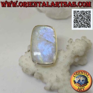 Anello in argento con pietra di luna arcobaleno rettangolare smussata su montatura liscia