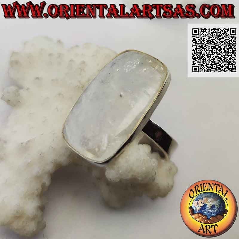Anillo de plata con piedra lunar arcoíris rectangular redondeada en engaste liso