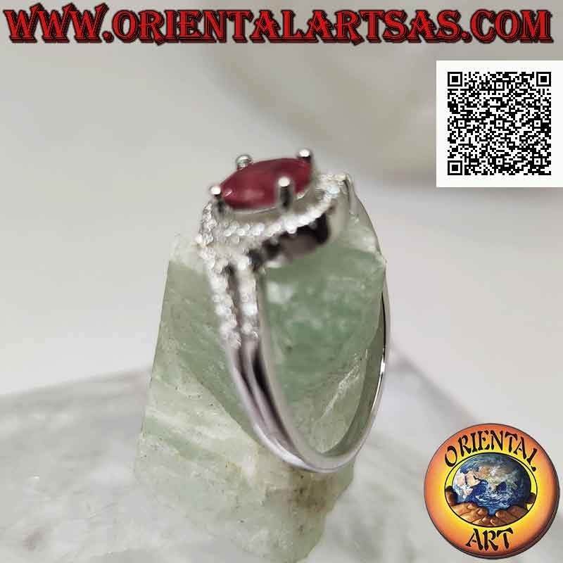 Anillo de plata (solitario asimétrico para dos) con rubí sintético ovalado engastado y circonitas blancas