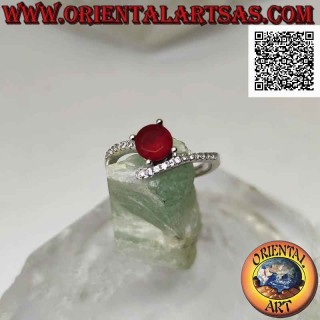 Anello in argento solitario con rubino di sintesi tondo incastonato e zirconi bianchi (finale sotto)