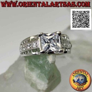 Anillo de plata con circón cuadrado blanco engastado en relieve con circonitas blancas y calado en los lados