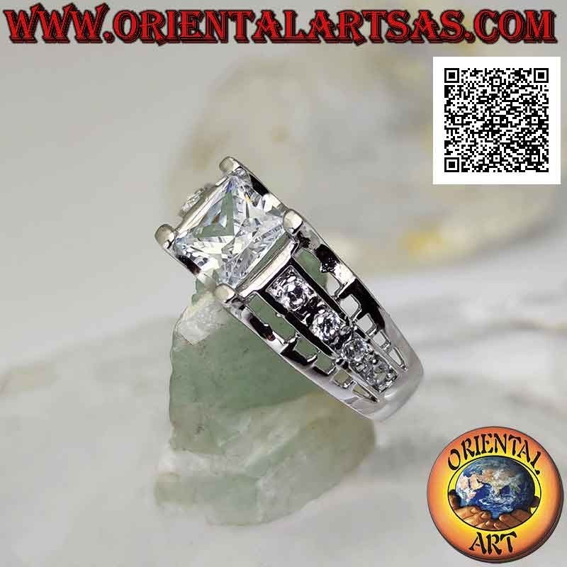 Anello in argento con zircone bianco quadrato incastonato sopraelevato con zirconi bianchi e trafori sui lati