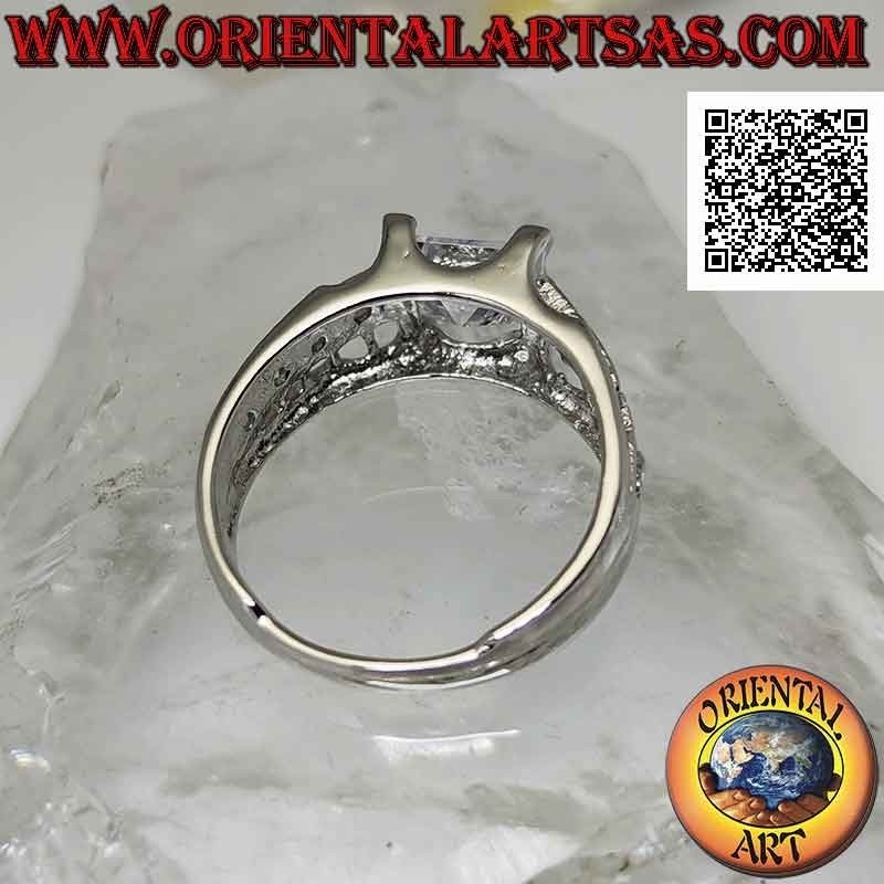 Anello in argento con zircone bianco quadrato incastonato sopraelevato con zirconi bianchi e trafori sui lati