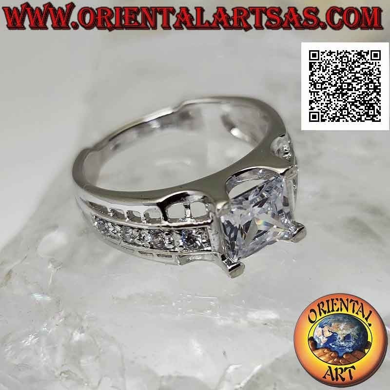Anello in argento con zircone bianco quadrato incastonato sopraelevato con zirconi bianchi e trafori sui lati