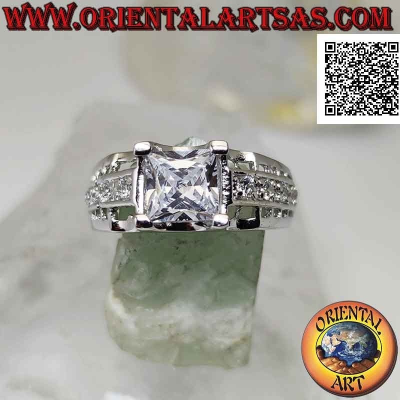 Anillo de plata con circón cuadrado blanco engastado en relieve con circonitas blancas y calado en los lados