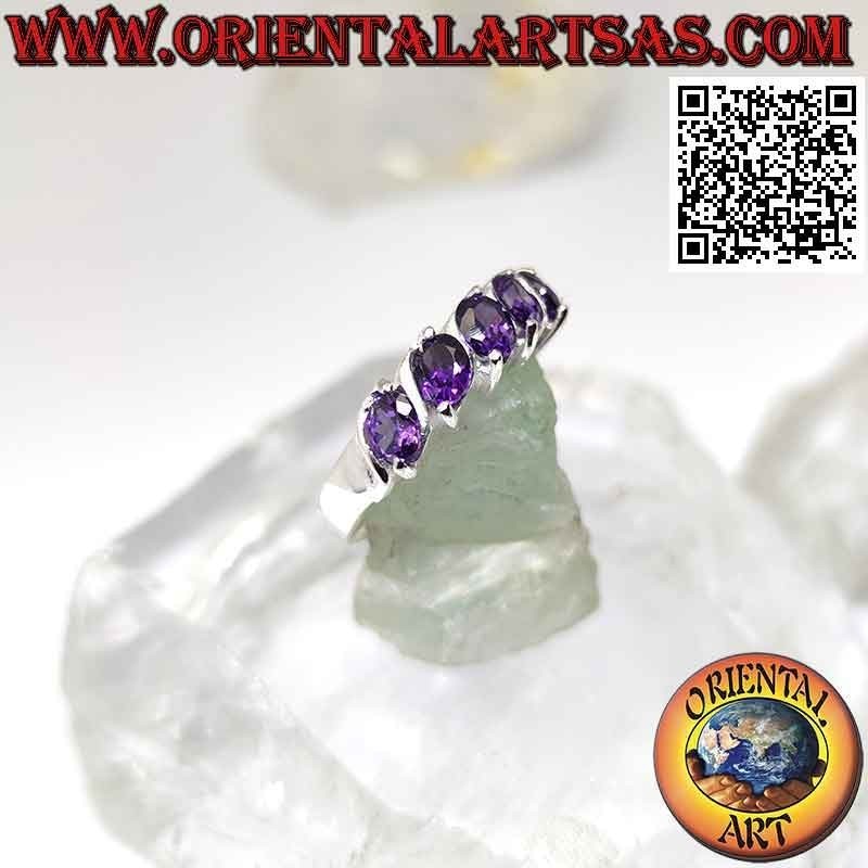Silberring mit fünf ovalen synthetischen Amethysten schräg gefasst
