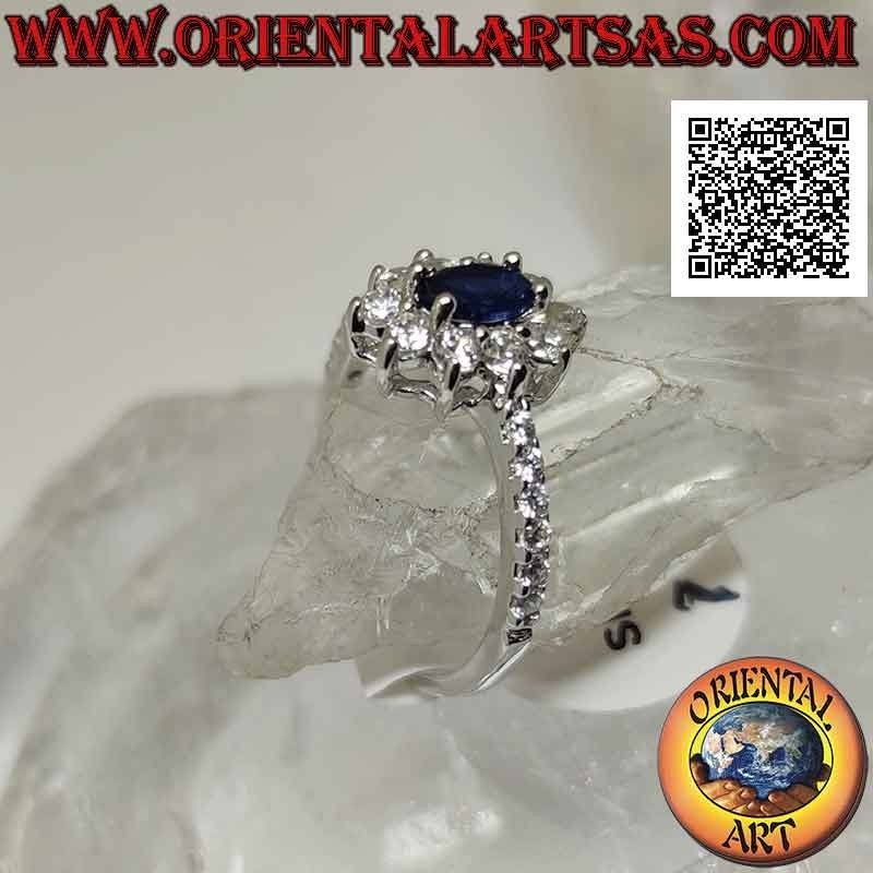 Anillo de plata con flor de circonita blanca engastada con zafiro sintético ovalado y circonita en los lados