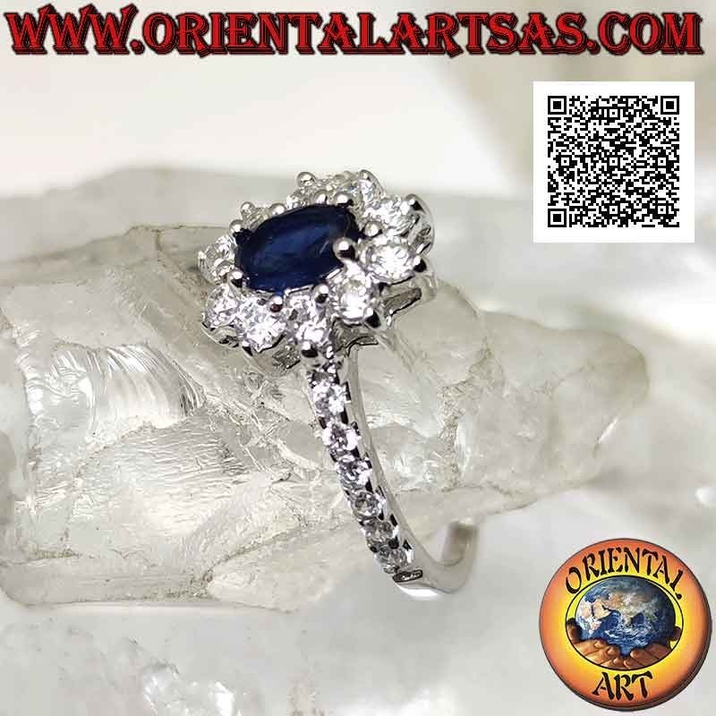 Silberring mit weißer Cubic Zirkonia Blume besetzt mit ovalem synthetischem Saphir und Cubic Zirkonia an den Seiten