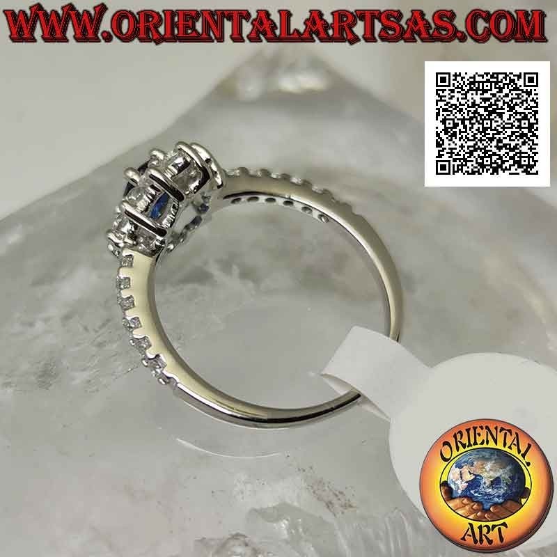 Anello in argento fiore di zirconi bianchi con zaffiro di sintesi ovale incastonato e zirconi sui lati