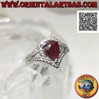 Bague en argent avec rubis larme naturel serti entouré de zircons blancs et de deux lignes