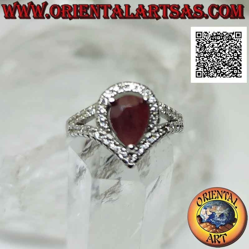 Anello in argento con rubino naturale a goccia incastonato contornato da zirconi bianchi e due linee