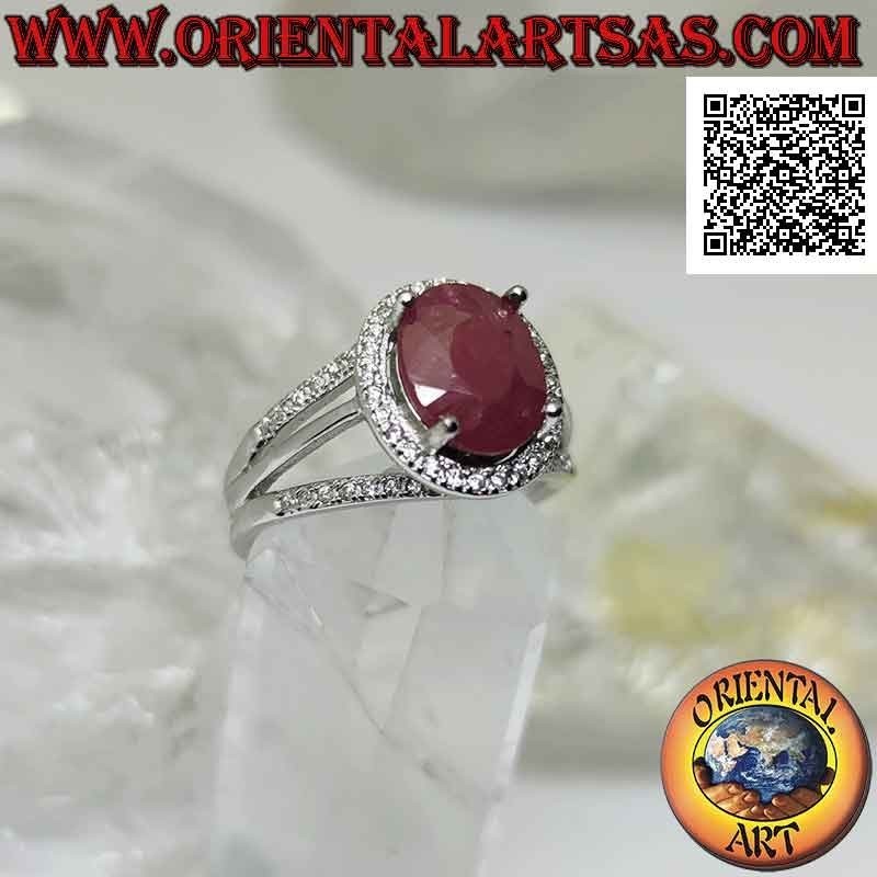 Silberring mit großem ovalen natürlichen Rubin, umgeben von weißen Zirkonen und drei Linien