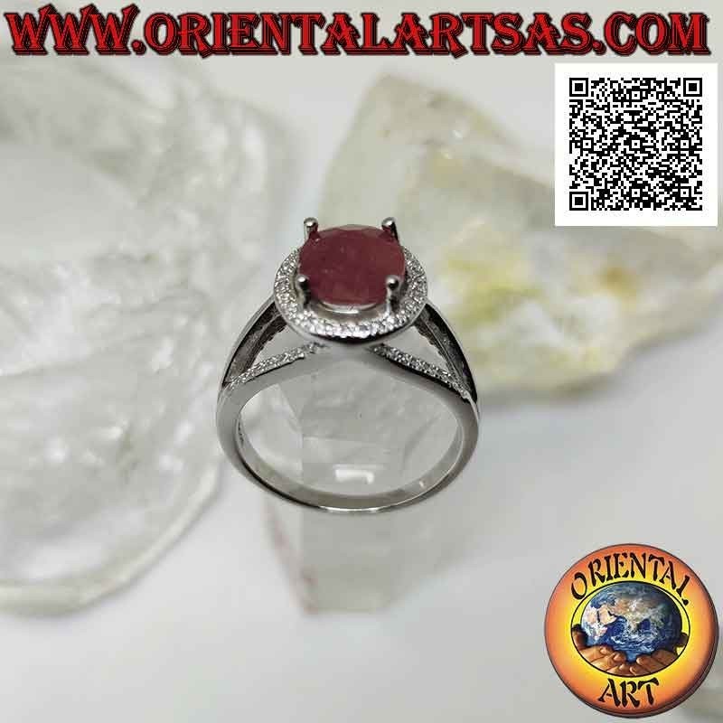 Bague en argent avec gros rubis naturel ovale serti entouré de zircons blancs et de trois lignes