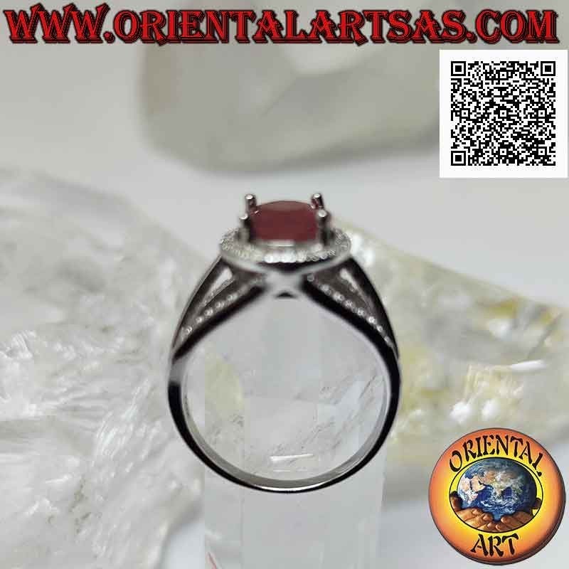 Anello in argento con grande rubino naturale ovale incastonato contornato da zirconi bianchi e tre linee