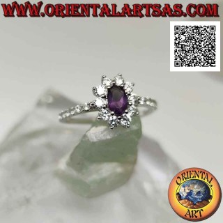 Anillo de plata con flor de circonita blanca engastada con amatista ovalada y circonita en los lados