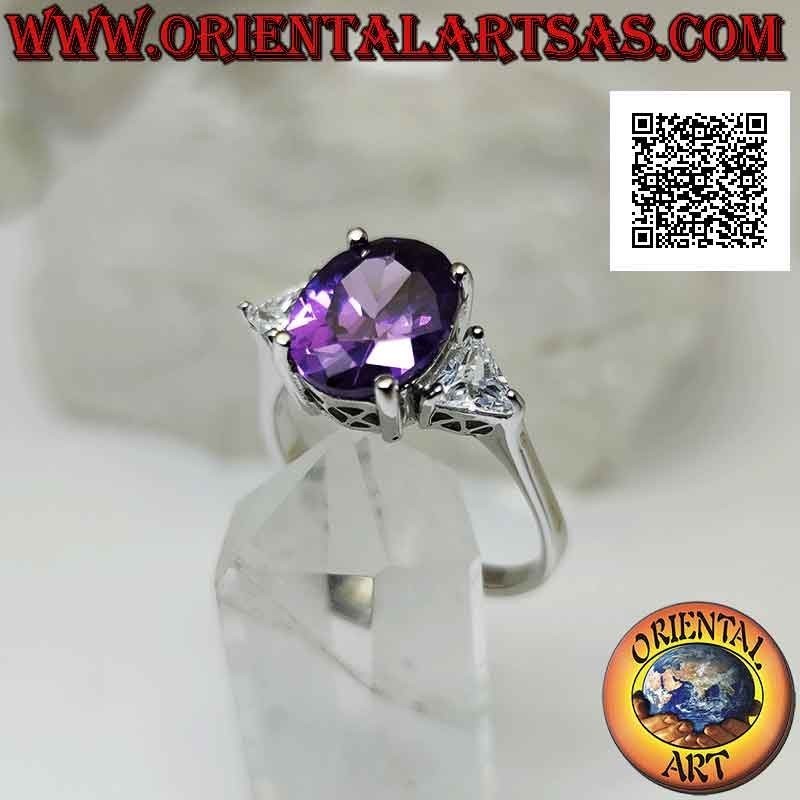 Bague en argent avec améthyste synthétique ovale sertie entre deux triangles de zircons blancs