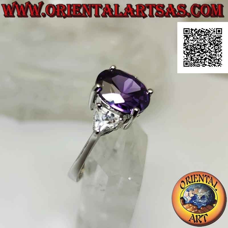 Anillo de plata con amatista sintética ovalada engastada entre dos triángulos de circonitas blancas
