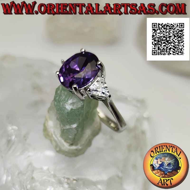Anillo de plata con amatista sintética ovalada engastada entre dos triángulos de circonitas blancas