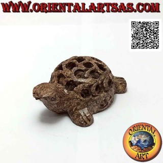 Escultura de tortuga con caparazón calado y pequeña tortuga grabada en su interior en esteatita