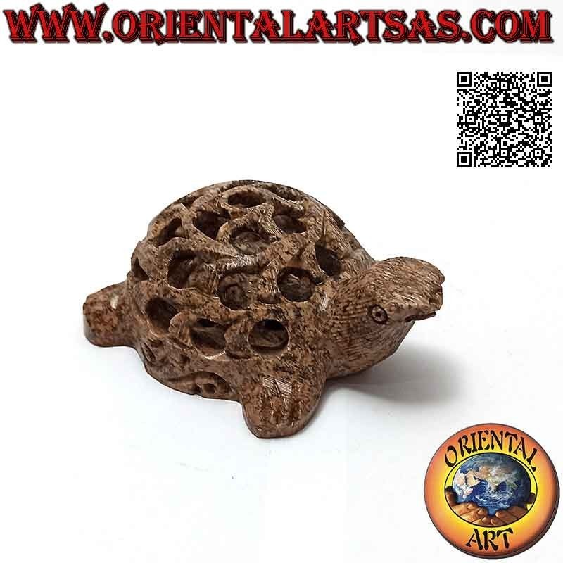 Sculpture tortue avec carapace ajourée et petite tortue gravée à l'intérieur en stéatite