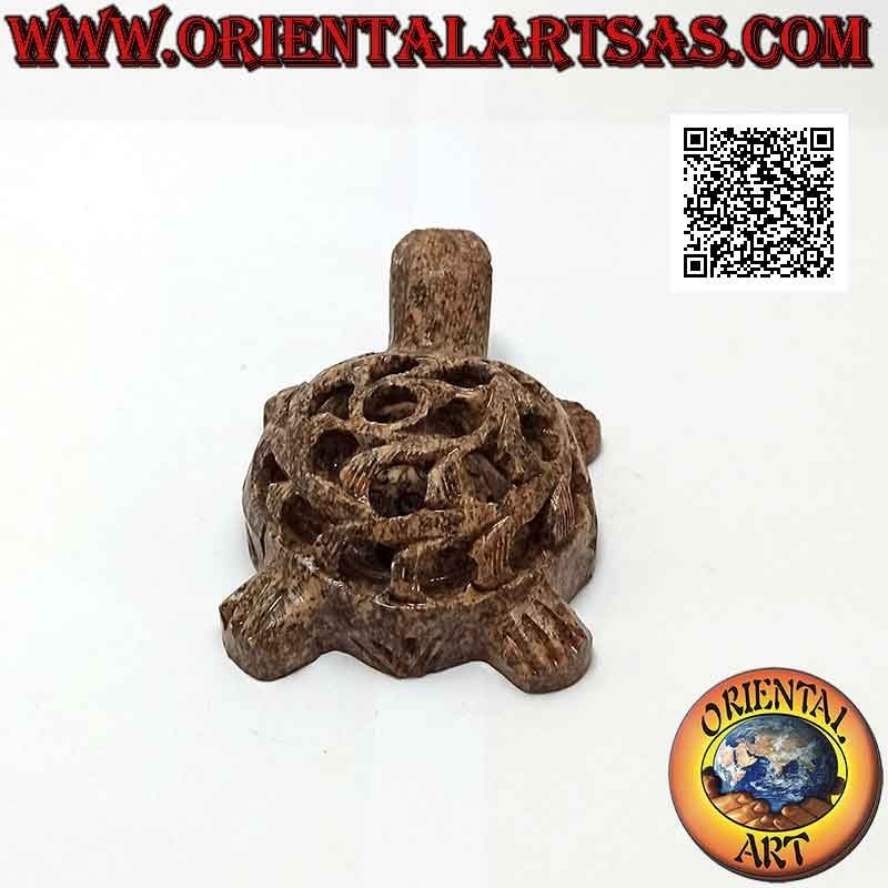 Sculpture tortue avec carapace ajourée et petite tortue gravée à l'intérieur en stéatite