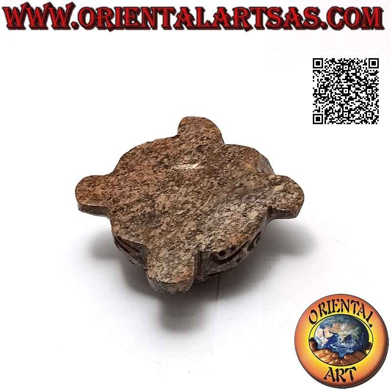 Schildkrötenskulptur mit durchbrochenem Panzer und kleiner Schildkröte, die innen in Speckstein eingraviert ist