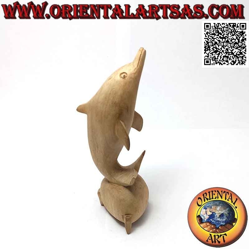 Scultura di un delfino giocoliere sulla palla in legno di ibisco da 15 cm