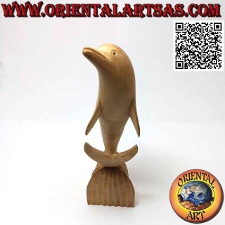 Scultura di un delfino in posa sulla scogliera in legno di ibisco da 20 cm