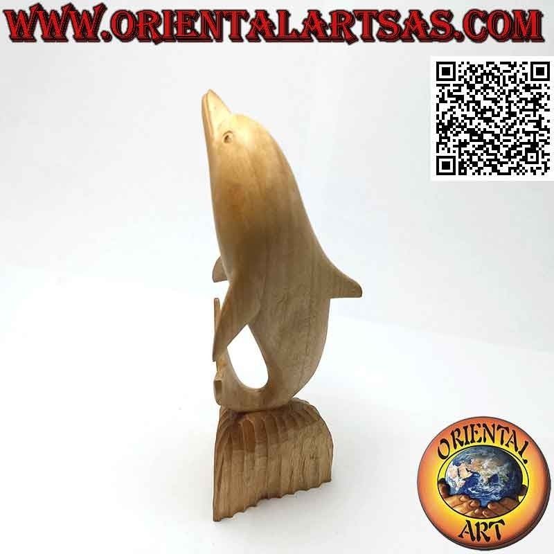 Scultura di un delfino in posa sulla scogliera in legno di ibisco da 20 cm