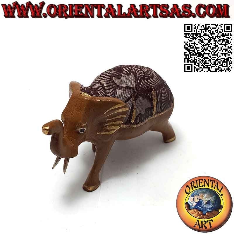 Scultura elefante con proboscide in su in legno di balsa dipinta a mano e con dorso di batik applicato