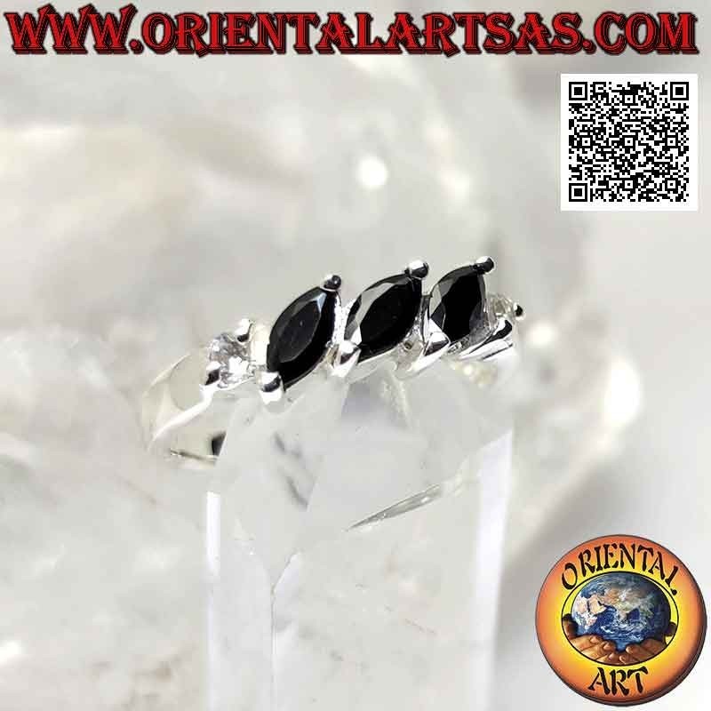 Anello in argento con tre spinelli a navetta incastonati in obliquo tra due zirconi tondi