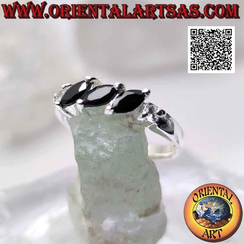 Anillo de plata con tres espinelas lanzadera colocadas oblicuamente entre dos circonitas redondas