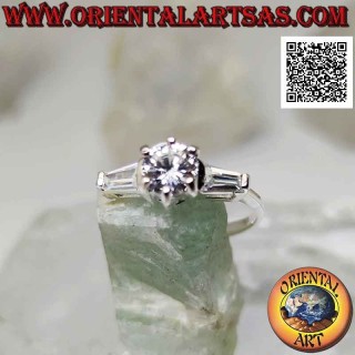 Anello in argento con zircone bianco incastonato tra due zirconi bianchi a trapezio