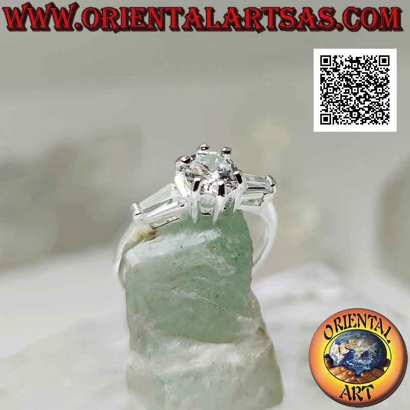 Anillo de plata con circonitas blancas engastadas entre dos circonitas trapezoidales blancas