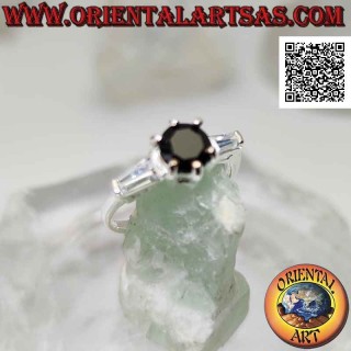 Anillo de plata con espinela engastada entre dos circonitas trapezoidales blancas