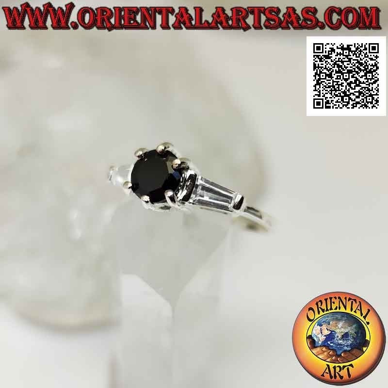 Anello in argento con spinello incastonato tra due zirconi bianchi a trapezio