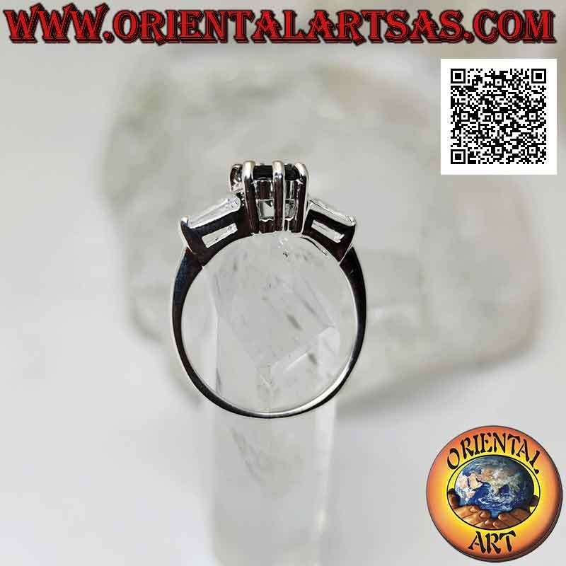 Anillo de plata con espinela engastada entre dos circonitas trapezoidales blancas