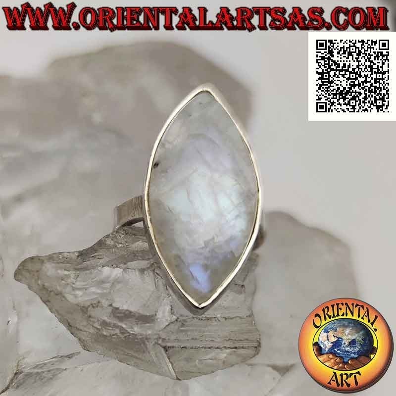 Bague en argent avec une pierre de lune arc-en-ciel cabochon ovale pointu dans un sertissage lisse