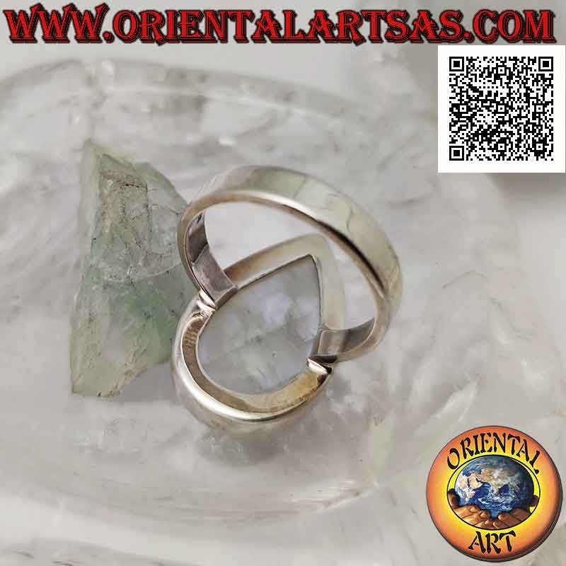Anillo de plata con piedra lunar arcoíris con gota de cabujón grande en engaste liso