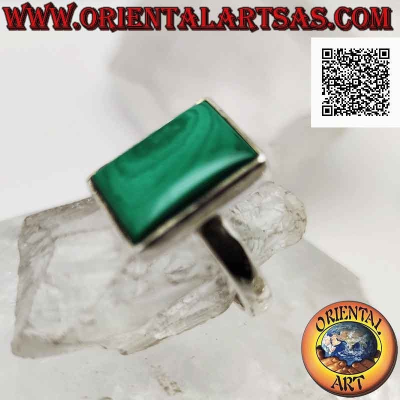 Bague en argent avec malachite rectangulaire sur une monture lisse