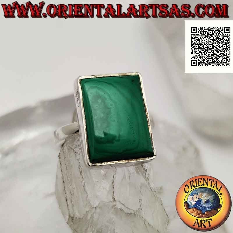Bague en argent avec malachite rectangulaire sur une monture lisse