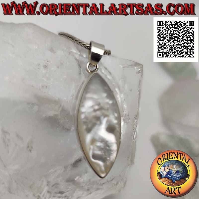 Colgante de plata con cabujón ovalado en punta de nácar en engaste liso