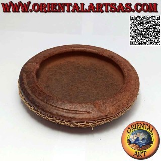 Posacenere tondo con decorazione in midollino intrecciato, tradizionale di Lombok in terracotta