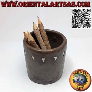 Portalápices redondo tradicional de Lombok con inserciones de resina de terracota