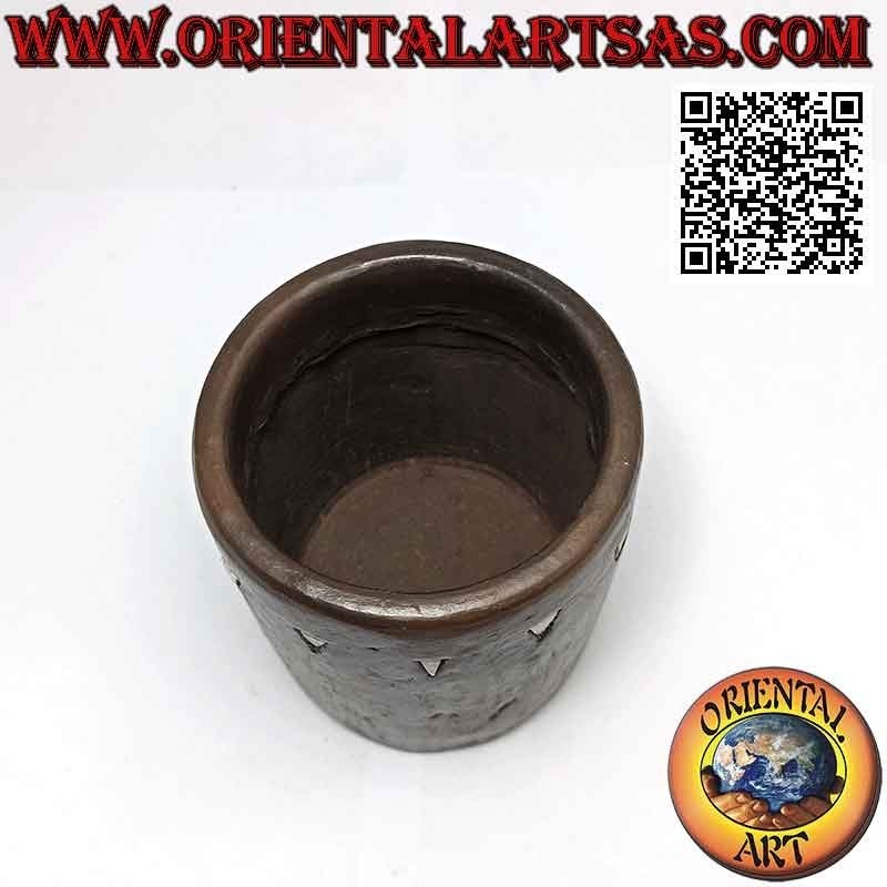 Portalápices redondo tradicional de Lombok con inserciones de resina de terracota